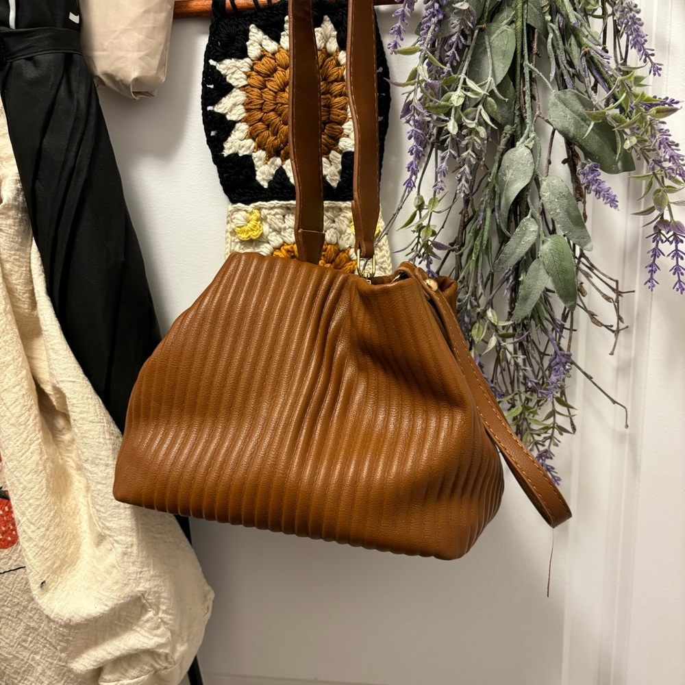 2/$15 🍓 Shoulder pouch bag